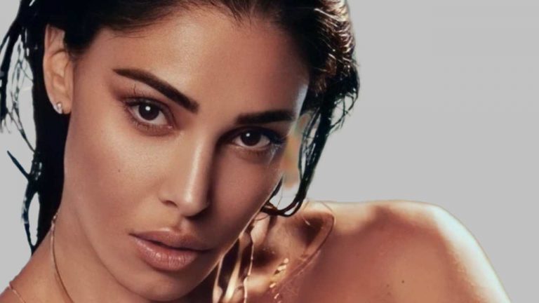 belen-nuda-sul-letto-fa-impazzire-i-fan-il-riflesso-allo-specchio