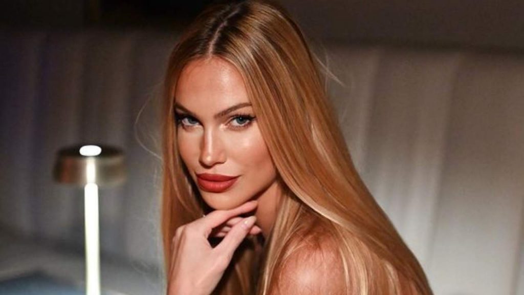 Taylor Mega, come nessuno l'ha mai vista La regina del lusso a lavoro