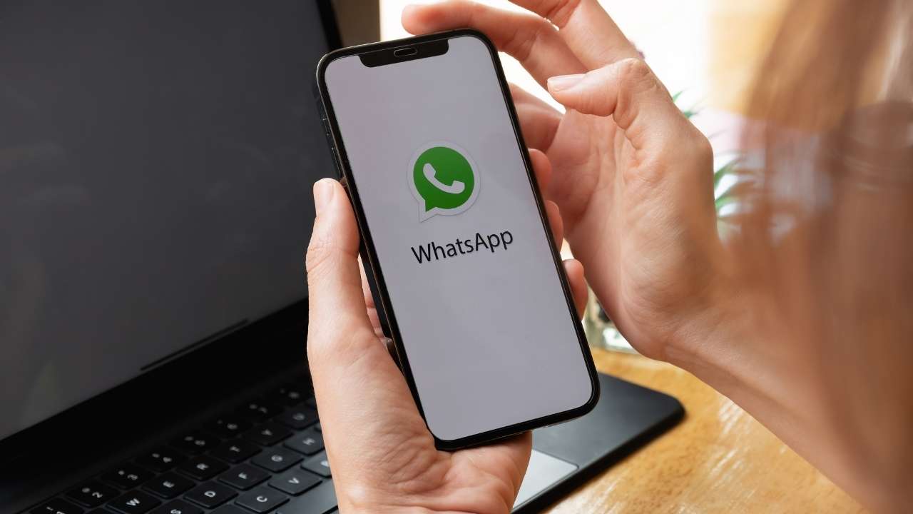Da oggi Whatsapp è possibile utilizzarlo anche con il telefono spento (fonte canva)