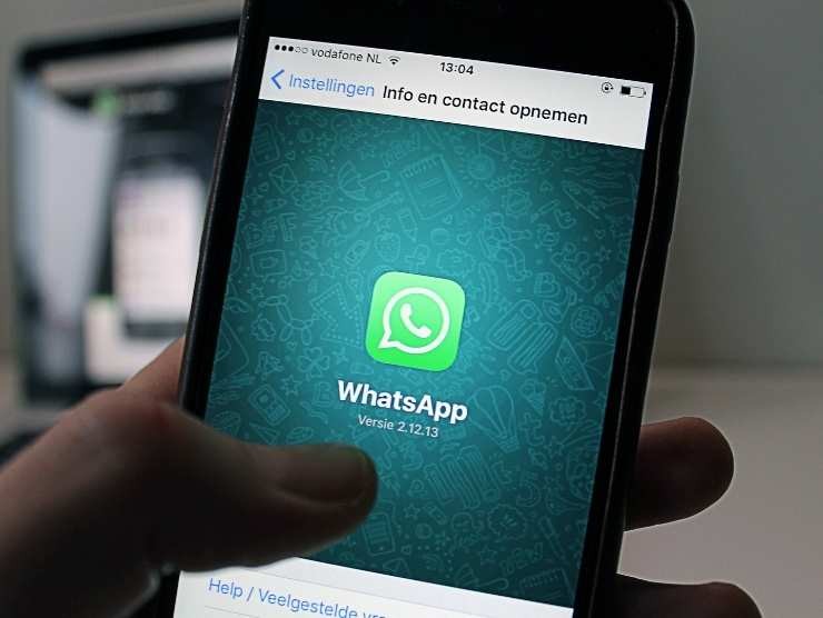 Whatsapp rischio privacy (fonte canva)