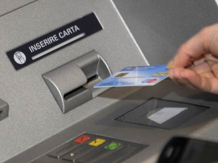 Attenzione ai prelievi al bancomat (Ansa) 13.12.2022 crmag 2