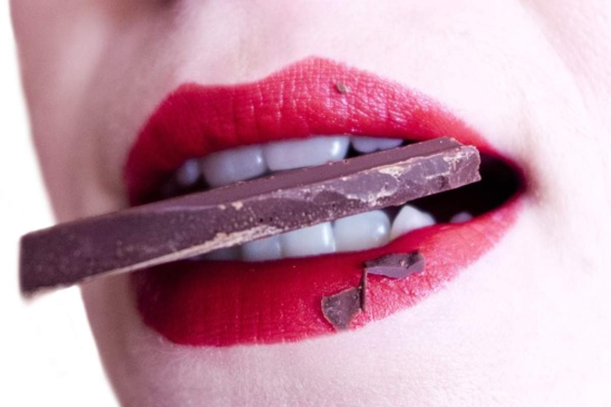 abitudine mangiare cioccolato attenzione