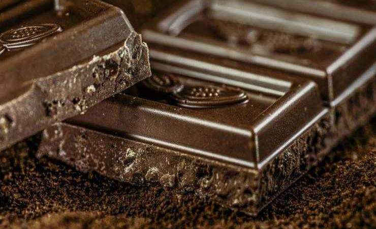 cioccolato fondente abitudine mangiare