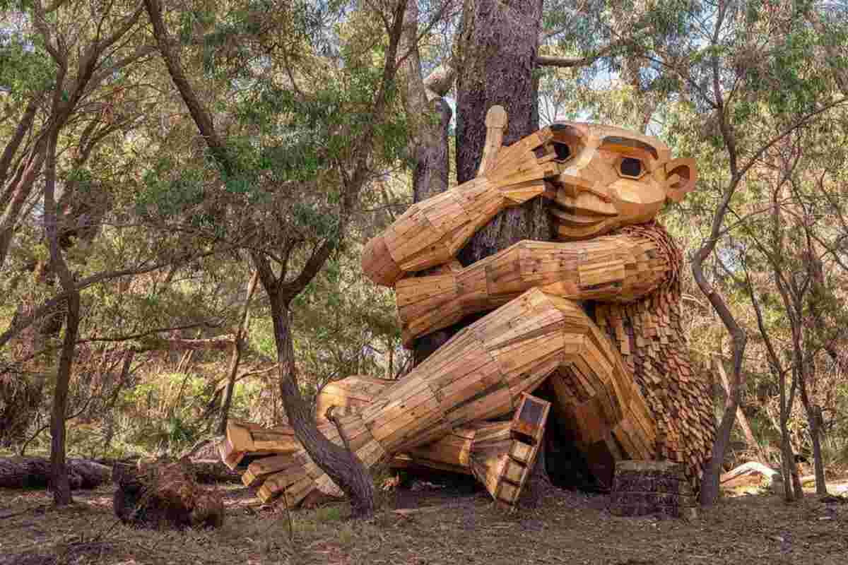 Troll giganti di legno spaventosi
