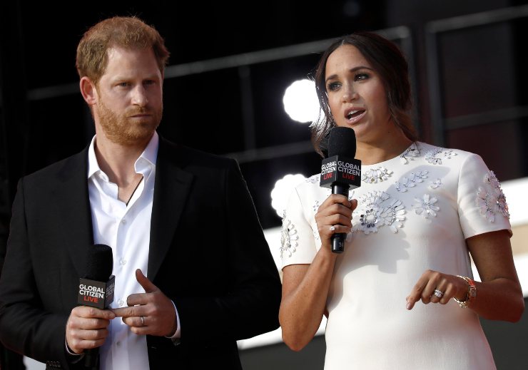 harry cede a re carlo meghan non ci sarà all'incoronazione