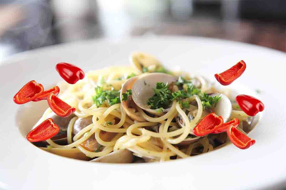 ricetta pasta vongole e peperoni